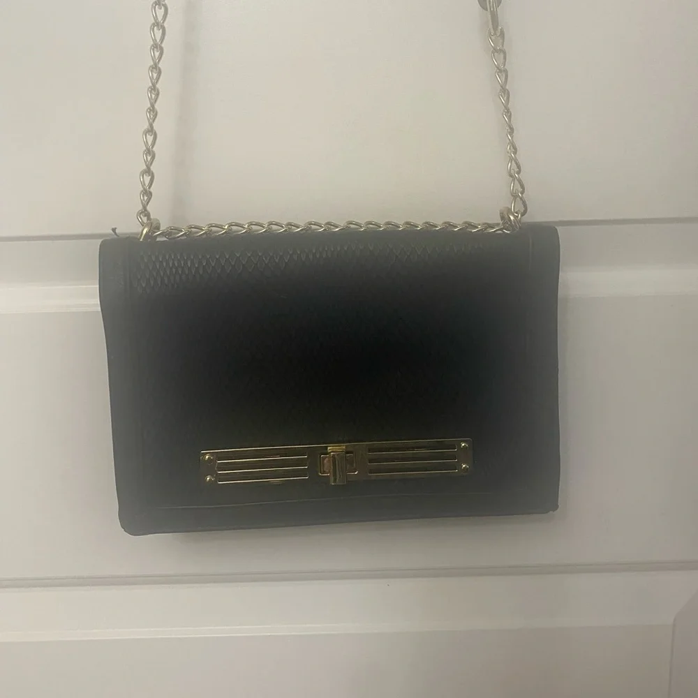 🇺🇸🇺🇸 SALE 🇺🇸🇺🇸 Black and Gold Shoulder Bag with Chain Strap